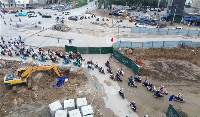 Trong buổi sáng ngày đầu tiên thực hiện các phương tiện xe mô tô và xe thô sơ còn nhiều bõ ngỡ khi đi vào phần đường đang thi công xây dựng đường Vành đai 1, đoạn Hoàng Cầu - Voi Phục và phải quay đầu trở lại đi theo hướng phố Nguyên Hồng. Ảnh: Quốc Khánh - TTXVN