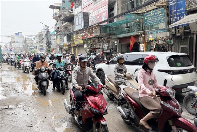 Các phương tiện di chuyển khó khăn cả hai chiều trong buổi sáng ngày đầu tiên phân luông trên đường La Thành. Ảnh: Quốc Khánh - TTXVN