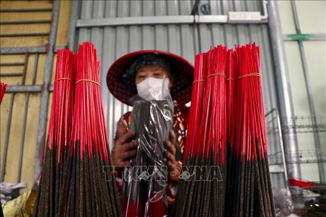 Packaging Van Quan black incense. VNA Photo: Đinh Văn Nhiều