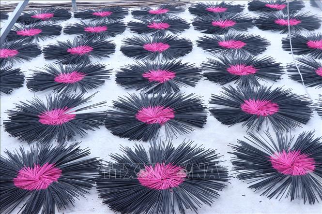 Van Quan black incense from Dien Ha commune, Hung Yen province, has a natural fragrance resulting from a combination of resin from the Canarium tree and charcoal. VNA Photo: Đinh Văn Nhiều
