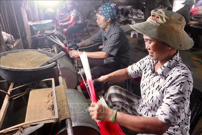 Incense making workshops in Van Quan are introducing machinery into production to reduce labor and increase productivity. VNA Photo: Đinh Văn Nhiều