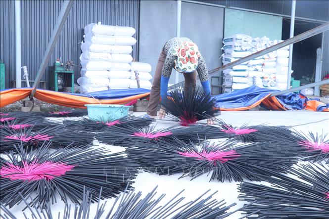 Many incense production workshops in Van Quan commune, Dien Ha district, Hung Yen province  provide stable income for local workers. VNA Photo: Đinh Văn Nhiều