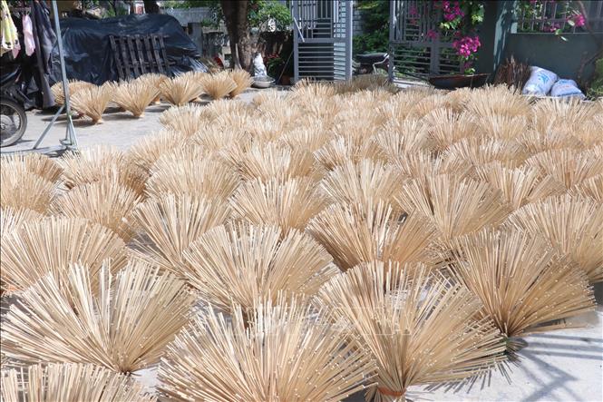 Incense sticks are dried in the sun to be used in the production of Van Quan black incense. VNA Photo: Đinh Văn Nhiều