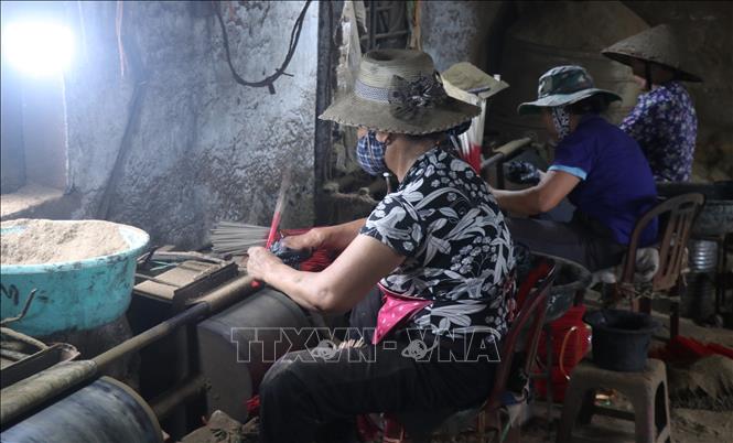 Many incense production workshops in Van Quan commune, Dien Ha district, Hung Yen province provide stable income for local workers. VNA Photo: Đinh Văn Nhiều