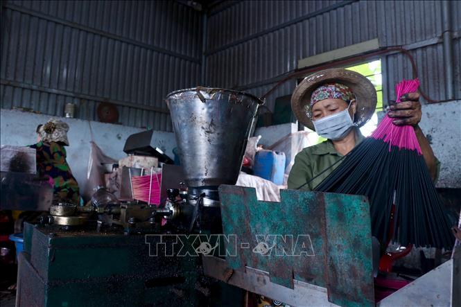 Van Quan black incense from Dien Ha commune, Hung Yen province, has a natural fragrance resulting from a combination of resin from the Canarium tree and charcoal. VNA Photo: Đinh Văn Nhiều