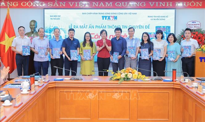 Đồng chí Vũ Việt Trang, Ủy viên Ban Thường vụ Đảng ủy các cơ quan Đảng Trung ương, Bí thư Đảng ủy, Tổng Giám đốc Thông tấn xã Việt Nam, Phó Trưởng Ban Tuyên giáo và Dân vận Trung ương trao tặng ấn phẩm cho đại diện các đơn vị của TTXVN. Ảnh: Lê Đông - TTXVN
