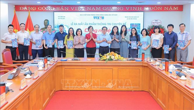 Các đại biểu tại Lễ ra mắt ấn phẩm thông tin chuyên đề 