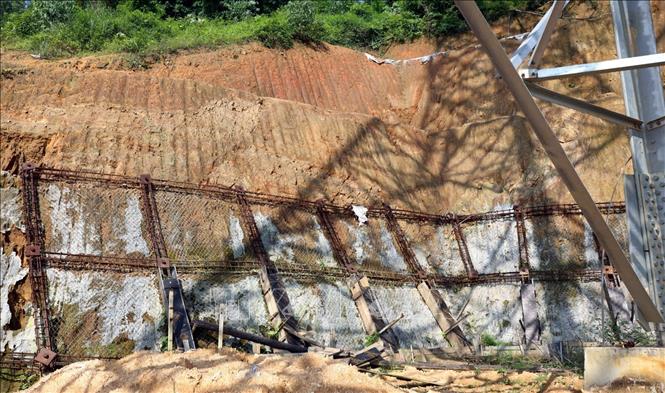 Mái kè taluy chưa hoàn thiện, có dấu hiệu xuống cấp sau thời gian phơi mưa nắng. Ảnh: Tạ Toàn - TTXVN