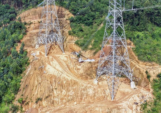 Đất đá sạt trượt từ khu vực móng cột xuống phía dưới chân đồi. Ảnh: Tạ Toàn - TTXVN