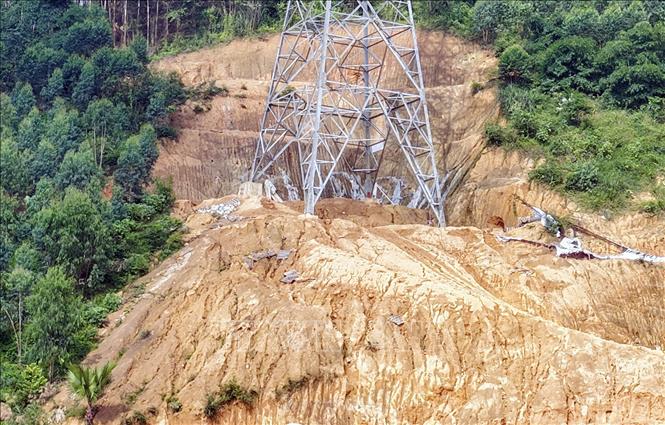 Người dân lo ngại nguy cơ mất an toàn do sạt lở khi mùa mưa bão đến gần. Ảnh: Tạ Toàn - TTXVN