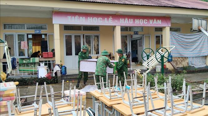 Bộ đội Biên phòng hỗ trợ khắc phục hậu quả mưa lớn tại Trường Mầm non và Tiểu học Minh Long. Ảnh: TTXVN phát