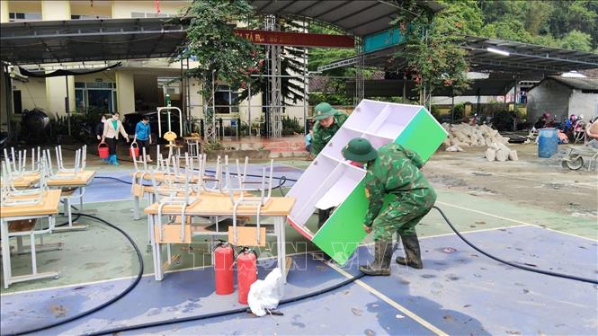 Bộ đội Biên phòng hỗ trợ khắc phục hậu quả mưa lớn tại Trường Mầm non và Tiểu học Minh Long, xã Lý Quốc. Ảnh: TTXVN phát