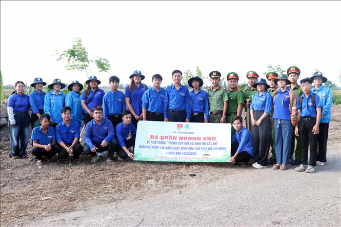 Các lực lượng đoàn viên thanh niên, công an và nhân dân xã Thuận Hòa ra quân hưởng ứng Lễ phát động trồng cây năm 2026. Ảnh: Trung Kiên - TTXVN