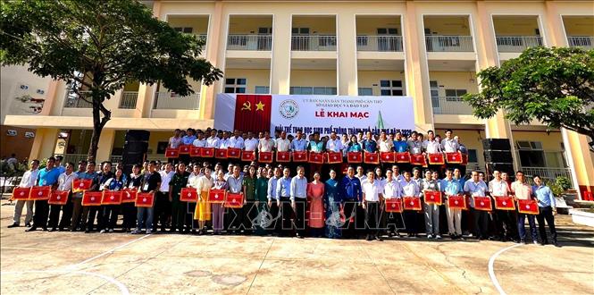 Trao cờ cho các đơn vị tham gia giải. Ảnh: Ánh Tuyết - TTXVN