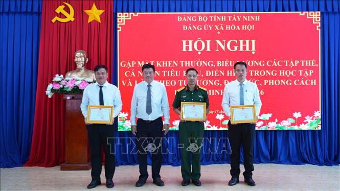 Đại diện các cá nhân điển hình tiên tiến nhận biểu dương trong học tập và làm theo tư tưởng, đạo đức, phong cách Hồ Chí Minh tại xã Hòa Hội. Ảnh: Minh Phú - TTXVN