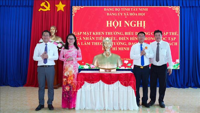 Lãnh đạo xã Hòa Hội tiếp nhận tượng chân dung Chủ tịch Hồ Chí Minh nhân dịp kỷ niệm 136 năm Ngày sinh của Người. Ảnh: Minh Phú - TTXVN 