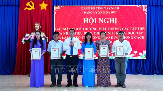 Các tập thể tiêu biểu được biểu dương tại hội nghị học tập và làm theo tư tưởng, đạo đức, phong cách Hồ Chí Minh năm 2026 ở xã Hòa Hội. Ảnh: Minh Phú - TTXVN 