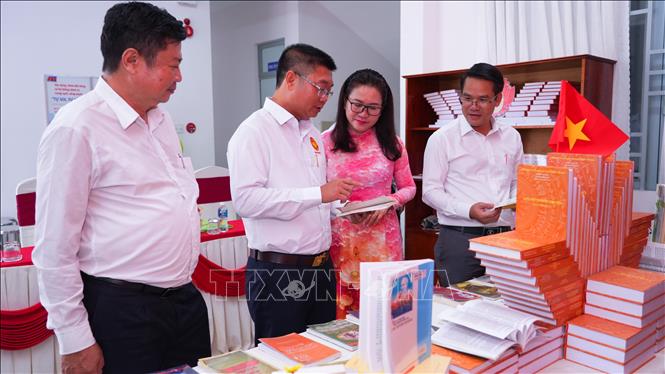 Đại biểu tham quan khu trưng bày sách, tư liệu về cuộc đời và sự nghiệp cách mạng của Chủ tịch Hồ Chí Minh tại xã biên giới Hòa Hội. Ảnh: Minh Phú - TTXVN 
