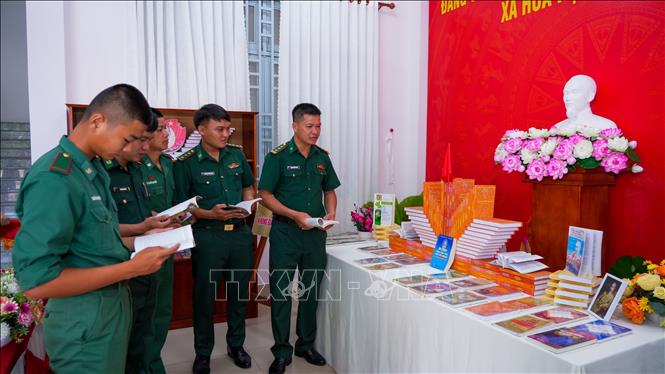 Cán bộ, chiến sĩ lực lượng vũ trang xã Hòa Hội tìm hiểu tư liệu về Chủ tịch Hồ Chí Minh tại không gian văn hóa mang tên Bác. Ảnh: Minh Phú - TTXVN 