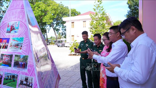 Các đại biểu quét mã QR tìm hiểu về Bác tại Không gian văn hóa Hồ Chí Minh, xã Hòa Hội, tỉnh Tây Ninh. Ảnh: Minh Phú - TTXVN 