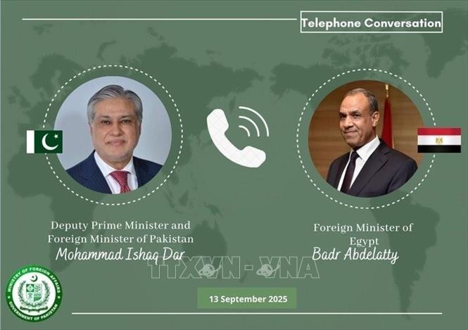 Ngày 17/5/2026, Phó Thủ tướng kiêm Bộ trưởng Ngoại giao Pakistan Mohammad Ishaq Dar (trái) đã có cuộc điện đàm với Ngoại trưởng Ai Cập Badr Abdelatty (phải). Hai bên thảo luận các biện pháp giảm căng thẳng khu vực và tiến trình đối thoại giữa Mỹ và Iran. Ảnh: IRNA/TTXVN 