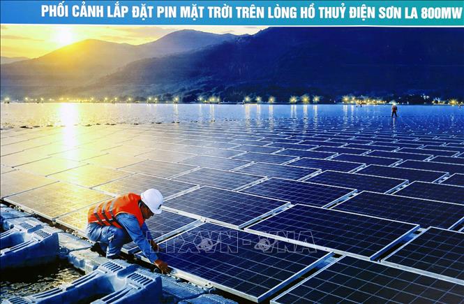 Phối cảnh lắp đặt pin mặt trời trên lòng hồ thủy điện Sơn La. Ảnh: Quang Quyết - TTXVN