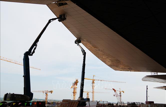 Hoàn thiện các chi tiết tại khu vực trung tâm nhà ga hành khách sân bay Long Thành. Ảnh: Công Phong - TTXVN