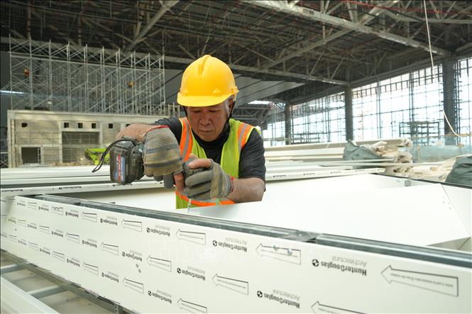 Người lao động hoàn thiện thiết bị phục vụ thi công nhà ga hành khách sân bay Long Thành. Ảnh: Công Phong - TTXVN