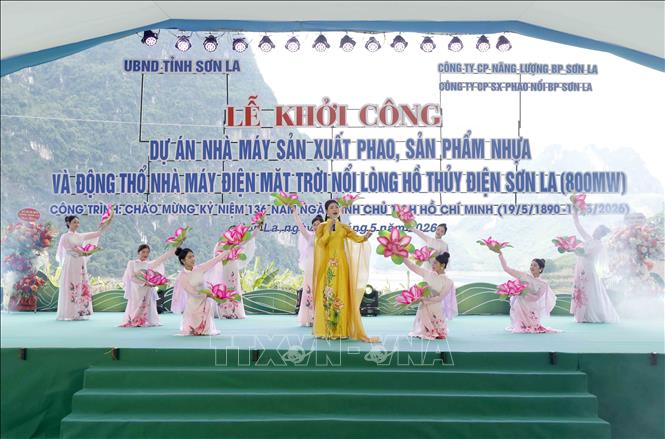 Chương trình văn nghệ chào mừng. Ảnh: Quang Quyết - TTXVN