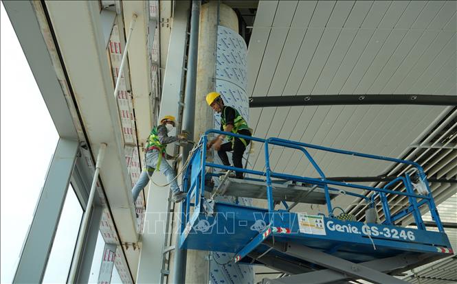 Người lao động hoàn thiện các kết cấu tại nhà ga hành khách sân bay Long Thành. Ảnh: Công Phong - TTXVN