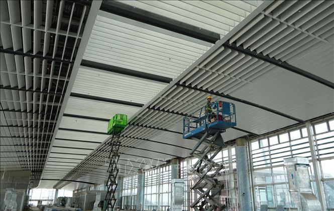 Người lao động hoàn thiện trần tại phần cánh nhà ga hành khách sân bay Long Thành. Ảnh: Công Phong - TTXVN