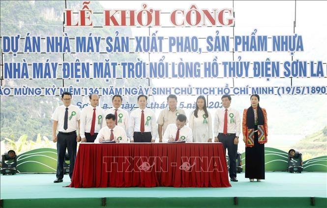 Ký kết cam kết, thảo thuận hợp tác, đầu tư tại buổi Lễ. Ảnh: Quang Quyết - TTXVN