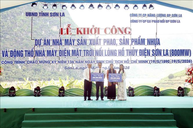 Đại diện Công ty Cổ phần Năng lượng BP Sơn La tặng quà cho các xã có dự án. Ảnh: Quang Quyết - TTXVN