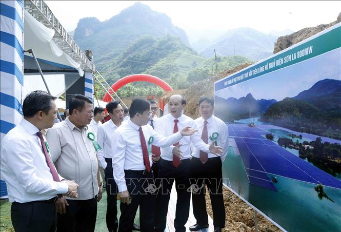 Đại biểu xem phối cảnh dự án. Ảnh: Quang Quyết - TTXVN
