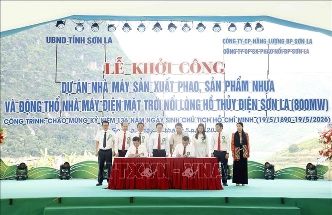 Ký kết cam kết, thảo thuận hợp tác, đầu tư tại buổi Lễ. Ảnh: Quang Quyết - TTXVN
