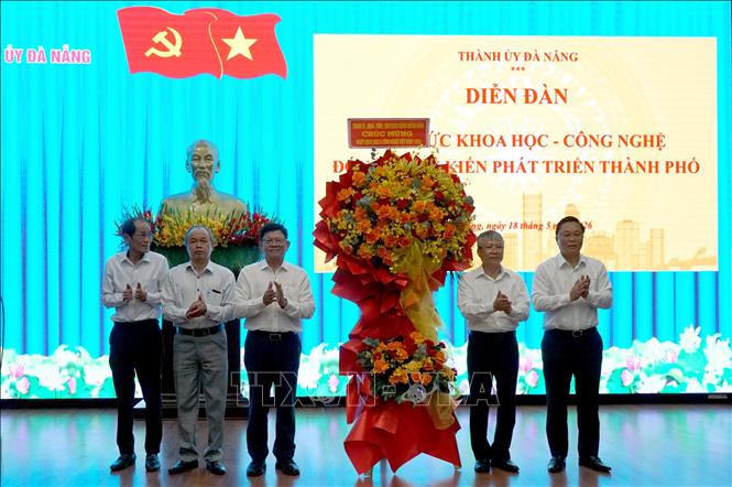 Lãnh đạo thành phố Đà Nẵng tặng hoa chúc mừng Liên hiệp các Hội Khoa học và Kỹ thuật thành phố Đà Nẵng nhân Ngày Khoa học và Công nghệ Việt Nam 18/5. Ảnh: Quốc Dũng – TTXVN