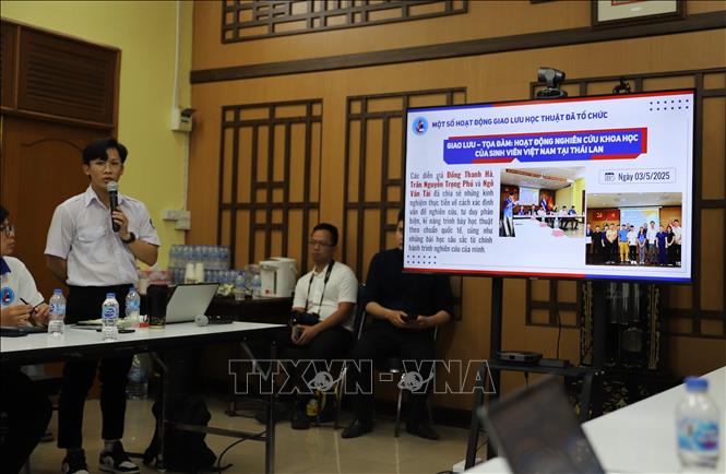 Bạn Ngô Văn Tài, Phó chủ tịch Hội sinh viên Việt Nam tại Thái Lan giới thiệu về Hội. Ảnh: Đỗ Sinh – PV TTXVN tại Thái Lan