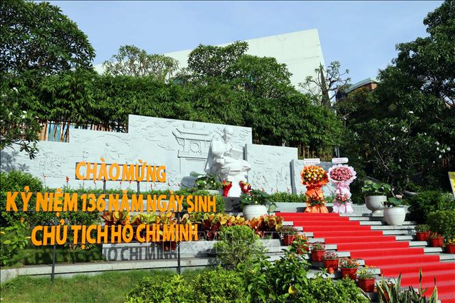Khuôn viên tượng Bác Hồ tại Thư viện Đà Nẵng được trang trí thật đẹp nhân kỷ niệm 136 năm ngày sinh nhật. Ảnh: Trần Lê Lâm - TTXVN 
