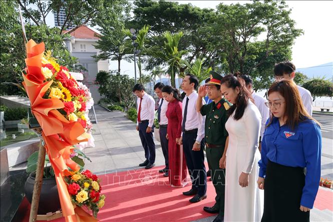 Đại biểu dâng hoa tưởng nhớ Bác nhân kỷ niệm 136 năm ngày sinh nhật Bác Hồ tại khuôn viên Thư viện Đà Nẵng. Ảnh: Trần Lê Lâm - TTXVN 