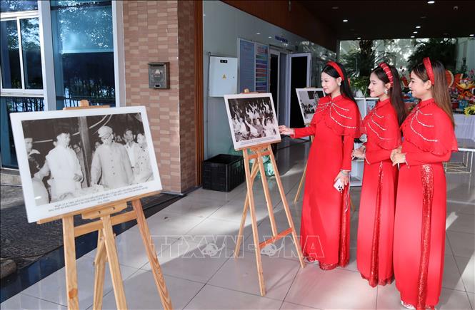 Tuổi trẻ Đà Nẵng tham quan không gian trưng bày tài nguyên thông tin “Hồ Chí Minh – Đẹp nhất tên Người” tại Thư viện Đà Nẵng. Ảnh: Trần Lê Lâm - TTXVN 