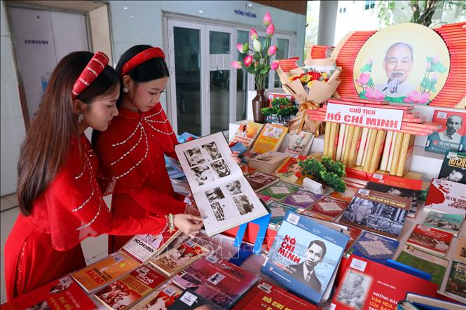 Tuổi trẻ Đà Nẵng tham quan không gian trưng bày tài nguyên thông tin “Hồ Chí Minh – Đẹp nhất tên Người” tại Thư viện Đà Nẵng. Ảnh: Trần Lê Lâm - TTXVN 