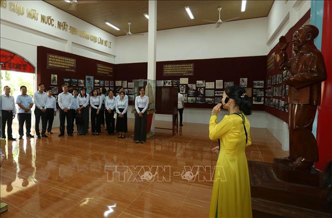 Khách nghe thuyết minh tại Nhà trưng bày tại Đền thờ Bác Hồ ở xã Lương Tâm, thành phố Cần Thơ. Ảnh: Duy Khương – TTXVN