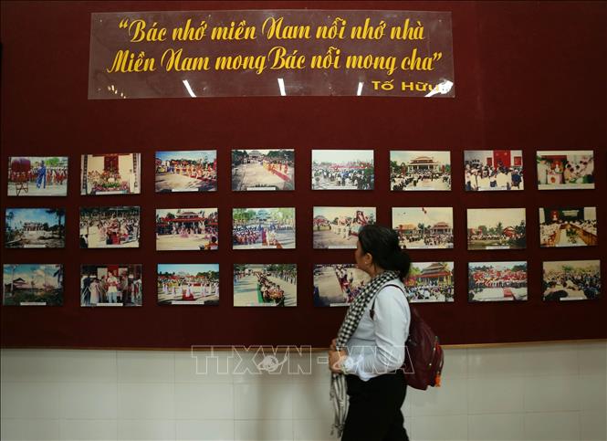 Khách tham quan Nhà trưng bày những hình ảnh, kỷ vật, bút tích của Bác tại Đền thờ Bác Hồ ở xã Lương Tâm, thành phố Cần Thơ. Ảnh: Duy Khương – TTXVN