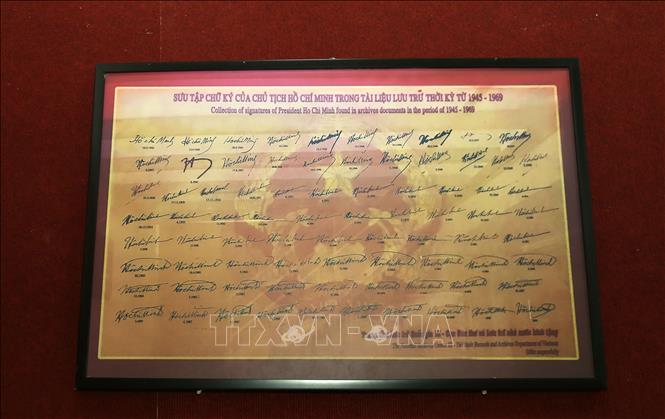 Bộ sưu tập chữ ký của Chủ tịch Hồ Chí Minh tại Đền thờ Bác Hồ ở xã Lương Tâm, thành phố Cần Thơ. Ảnh: Duy Khương – TTXVN