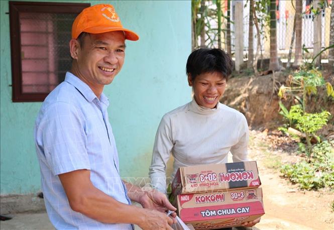 Ông Nguyễn Quang Thế trao quà cho người khuyết tật. Ảnh: Đinh Hương - TTXVN
