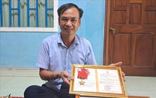 Với những đóng góp của mình, ông Thế đã vinh dự được trao tặng nhiều Bằng khen, Giấy khen, Giấy chứng nhận gương điển hình trong học tập và làm theo tư tưởng, đạo đức, phong cách Hồ Chí Minh. Ảnh: Đinh Hương - TTXVN