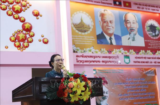 Cô Sivanheung Phengkhammay, Hiệu trưởng trường Song ngữ Lào - Việt Nam Nguyễn Du phát biểu tại kỷ niệm. Ảnh: Xuân Tú - PV TTXVN tại Lào