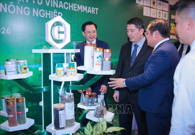 Thứ trưởng Bộ Tài chính Cao Anh Tuấn và lãnh đạo Tập đoàn Hoá chất Việt Nam tham quan triển lãm các sản phẩm của các đơn vị thành viên thuộc Tập đoàn Hoá chất Việt Nam. Ảnh: Hoàng Hiếu - TTXVN