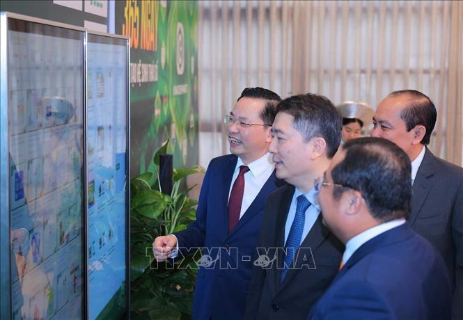 Thứ trưởng Bộ Tài chính Cao Anh Tuấn và lãnh đạo Tập đoàn Hoá chất Việt Nam tìm hiểu các sản phẩm bày bán trên trang web “Sàn thương mại điện tử Vinachemmart”. Ảnh: Hoàng Hiếu - TTXVN 