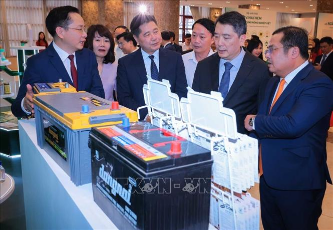 Thứ trưởng Bộ Tài chính Cao Anh Tuấn và lãnh đạo Tập đoàn Hoá chất Việt Nam tham quan triển lãm các sản phẩm của PINACO thuộc Tập đoàn Hoá chất Việt Nam. Ảnh: Hoàng Hiếu - TTXVN